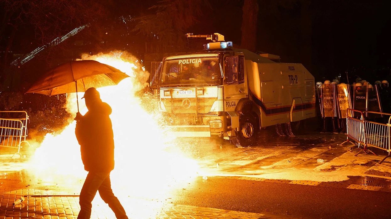 Arestări și violențe la Tirana: Trei parlamentari, la spital după ciocniri