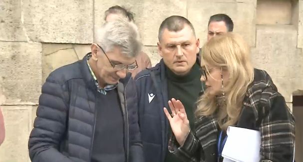 Protest la primărie: Sute de angajați pe punctul de a fi concediați, anunță Ciucu