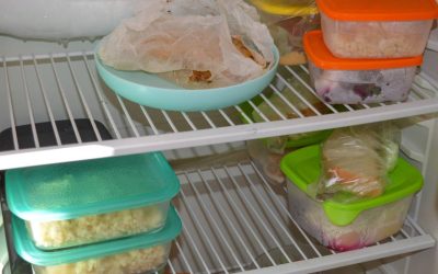 Cât rezistă mâncarea-n frigider? Greșelile fatale care provoacă toxiinfecții