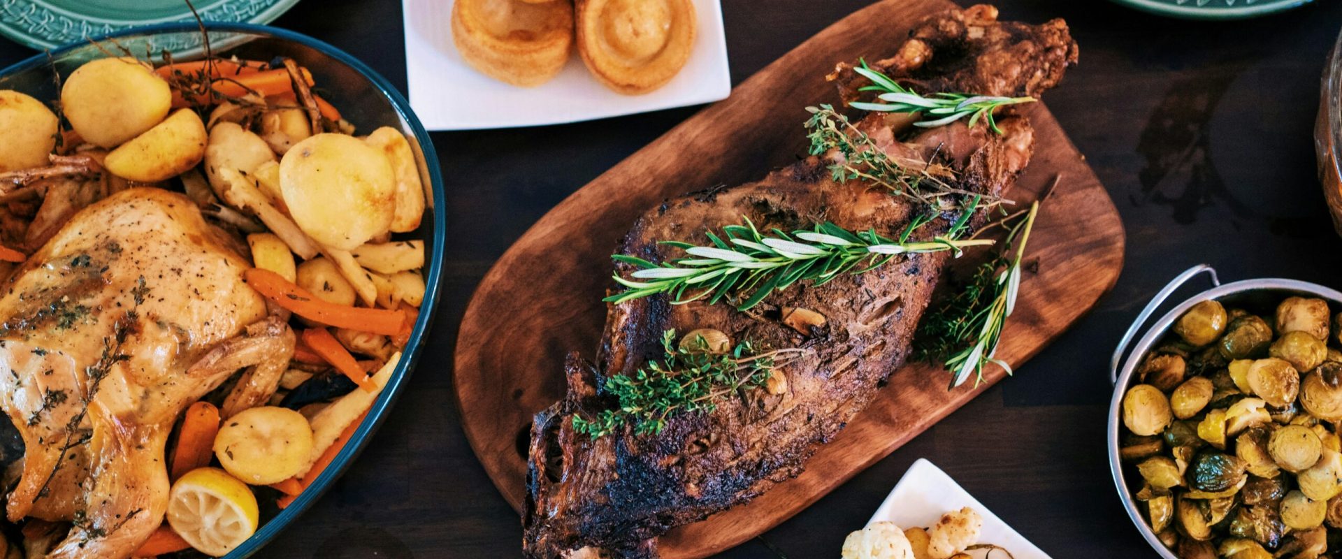 Cum faci cea mai gustoasă friptură de miel de Paște: Rețeta bunicii