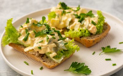 Gustare rapidă: 3 rețete de salată de ouă, de te lingi pe degete