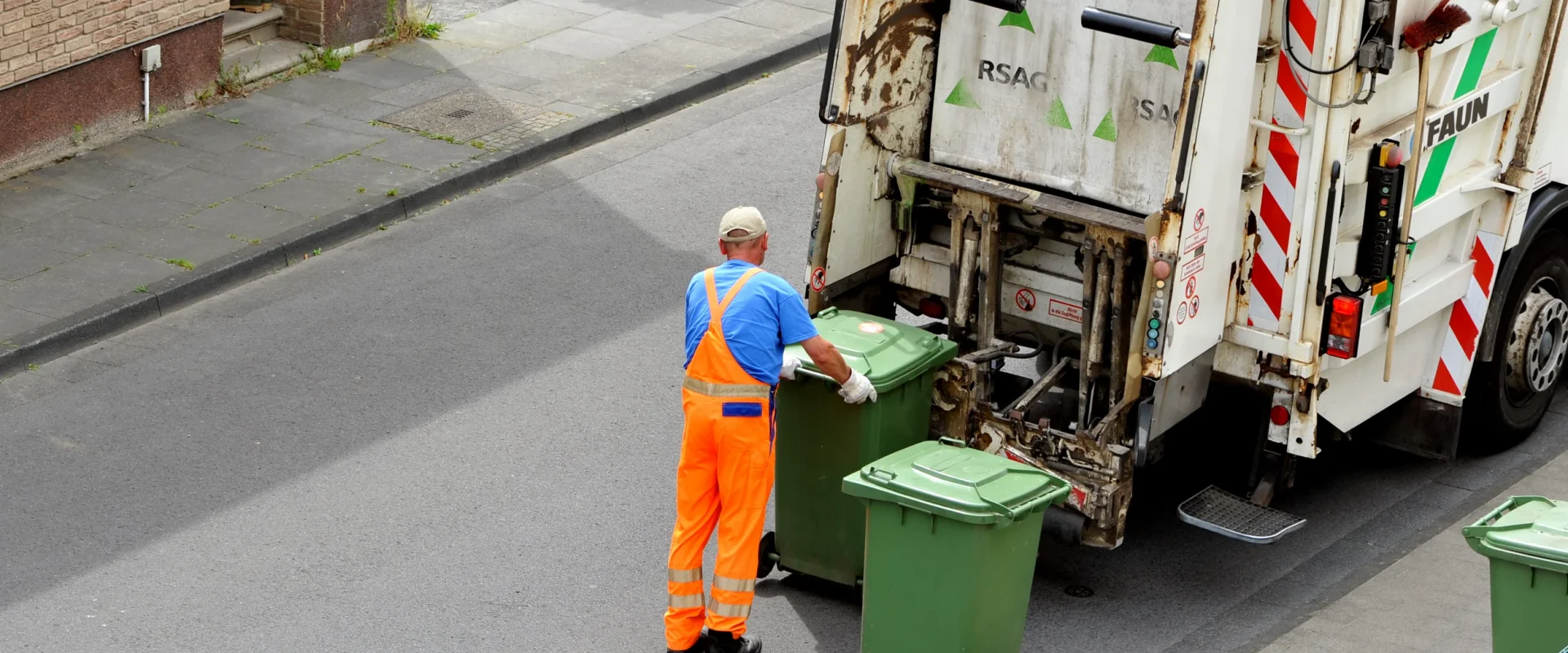 Gunoiul, la control: Proprietarii și administratorii, obligați legea