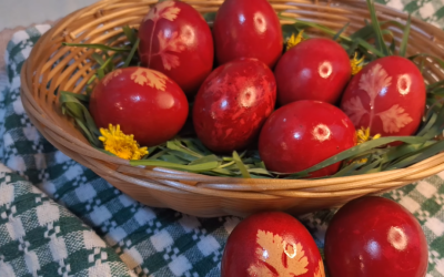 Coji de ceapă, sfeclă, varză roșie: Cum vopsim ouăle de Paște natural