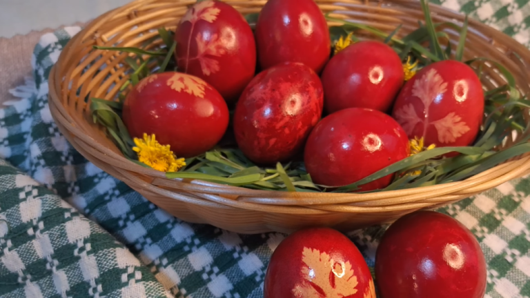 Coji de ceapă, sfeclă, varză roșie: Cum vopsim ouăle de Paște natural