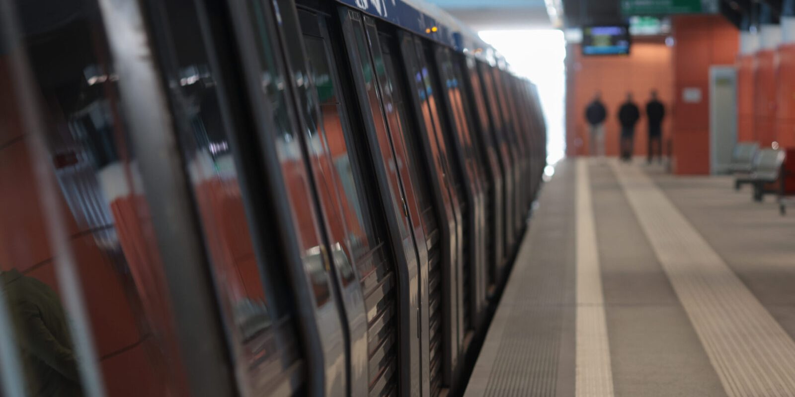 Bucată din tavan prăbușită în metroul din București: Trenurile, oprite între 1 Mai și Jiului