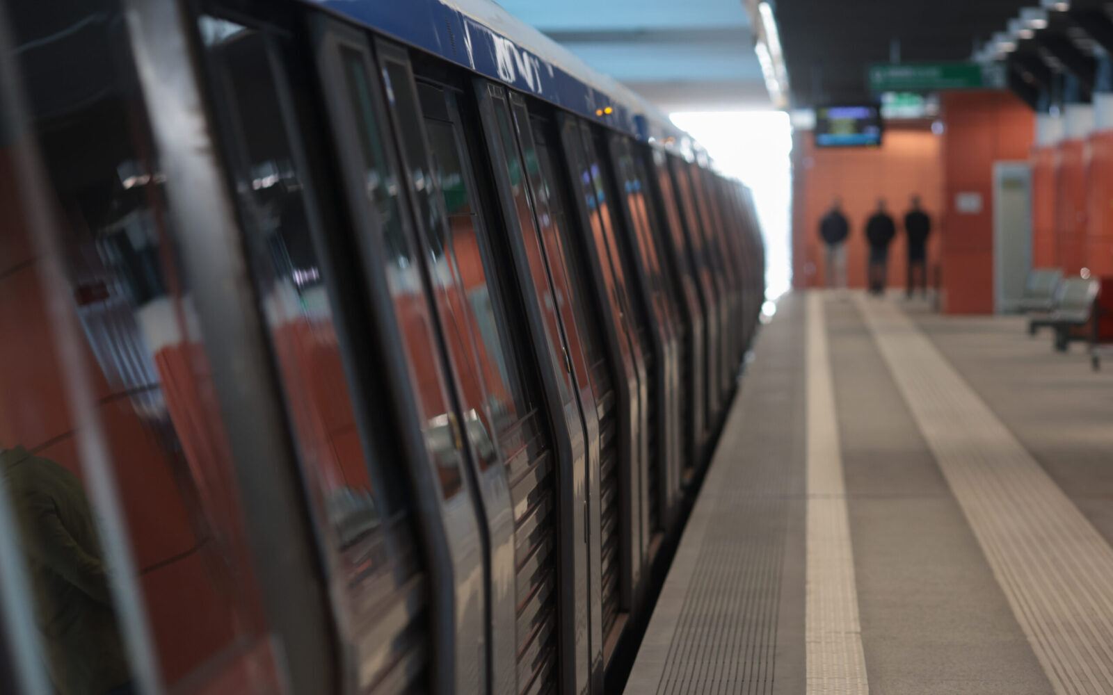 Bucată din tavan prăbușită în metroul din București: Trenurile, oprite între 1 Mai și Jiului
