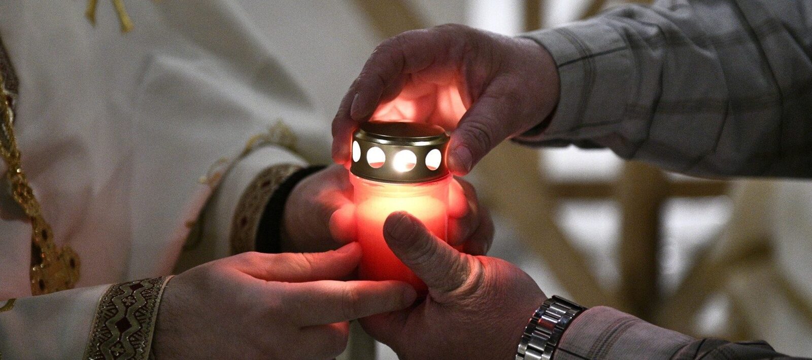 Lumina sfântă ajunge în România: Cursă specială de la ierusalim