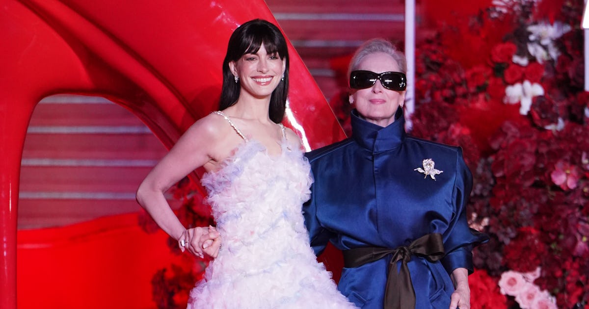 Hathaway și Streep, „semne diabolice” pe covorul roșu?