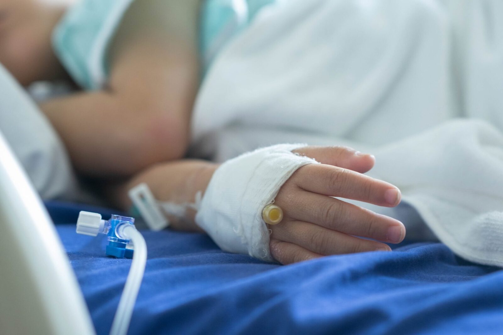Refolosirea seringilor: Sute de copii bolnavi de HIV. Scandal la spital
