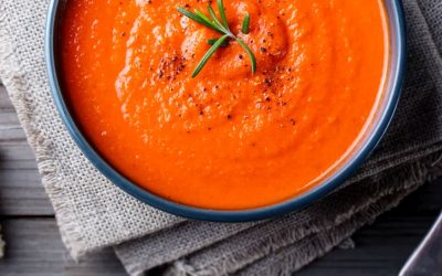 Gustare rapidă: Supă cremoasă cu feta la cuptor, gata într-o clipită!