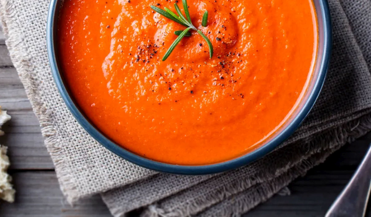 Gustare rapidă: Supă cremoasă cu feta la cuptor, gata într-o clipită!