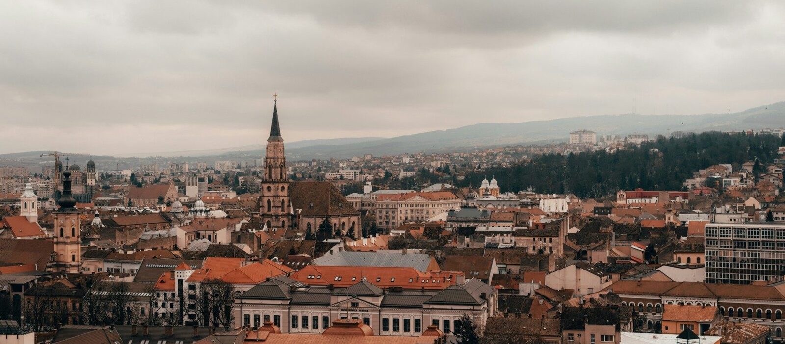 Cuplu din Cluj, la închisoare: Au înșelat cu avansuri pentru blocuri