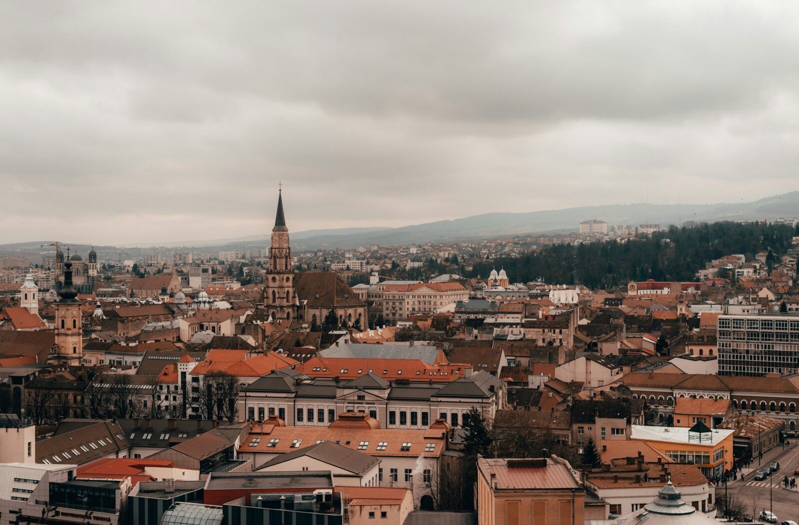Cuplu din Cluj, la închisoare: Au înșelat cu avansuri pentru blocuri