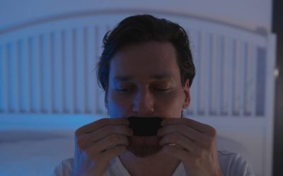 Medic șocant: Își lipește gura pentru somn liniștit. Metoda bizară stârnește controverse