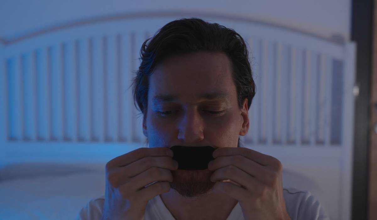 Medic șocant: Își lipește gura pentru somn liniștit. Metoda bizară stârnește controverse