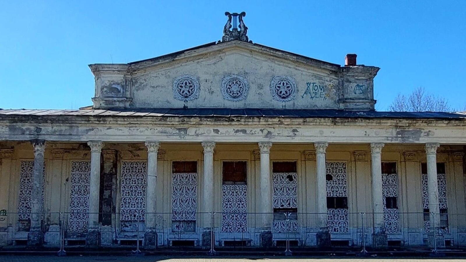 Facturi umflate la teatrul de vară și școli în sectorul 1: Prejudiciu de 15 mii euro