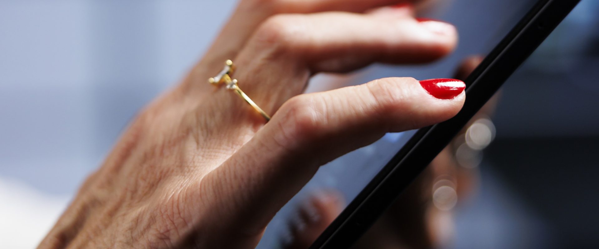 Ce nu e bine să ții pe telefon: Detalii private, poze compromițătoare