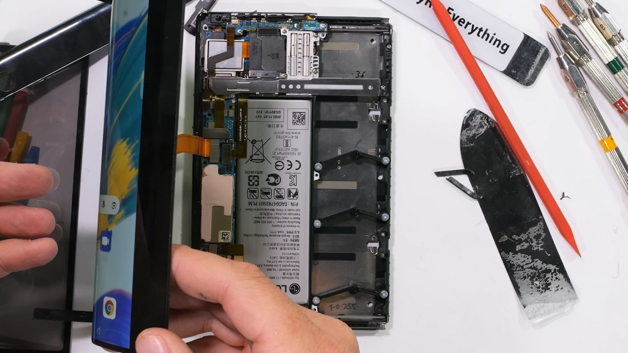 Lg-ul rulabil, telefonul-pergament care n-a văzut rafturile magazinelor