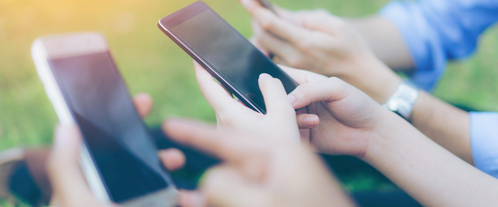 Telefoanele mobile, OUT din școli: Țara cu 1 milion+ de români dă tonul!