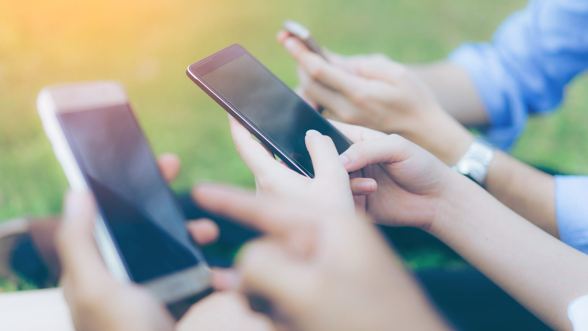 Telefoanele mobile, OUT din școli: Țara cu 1 milion+ de români dă tonul!