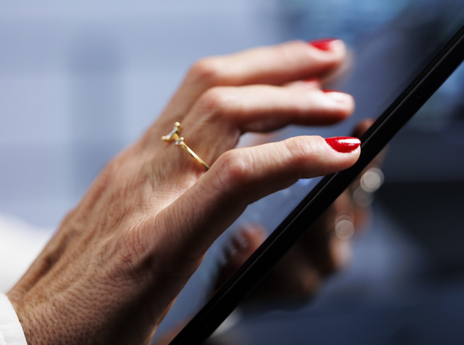 Ce nu e bine să ții pe telefon: Detalii private, poze compromițătoare