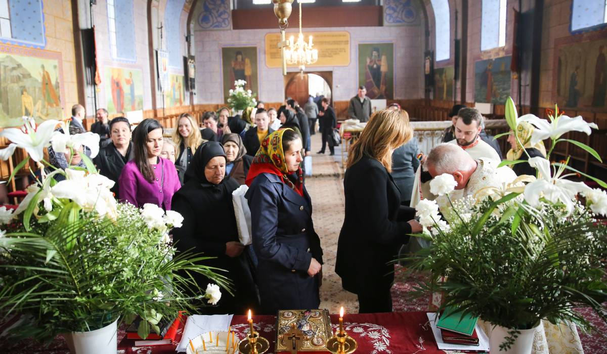 De ce se târăsc românii pe sub masă în Vinerea Mare? Tradiții vechi