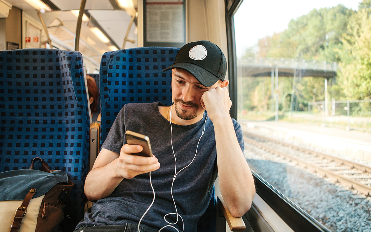 Românii fug de școală și informații: Cum ne folosim internetul