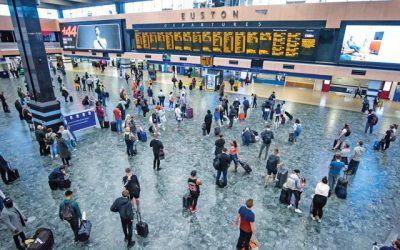 Cumpărături mai puține în România, dar românii au golit conturile în străinătate