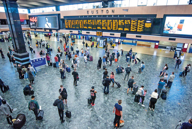 Cumpărături mai puține în România, dar românii au golit conturile în străinătate