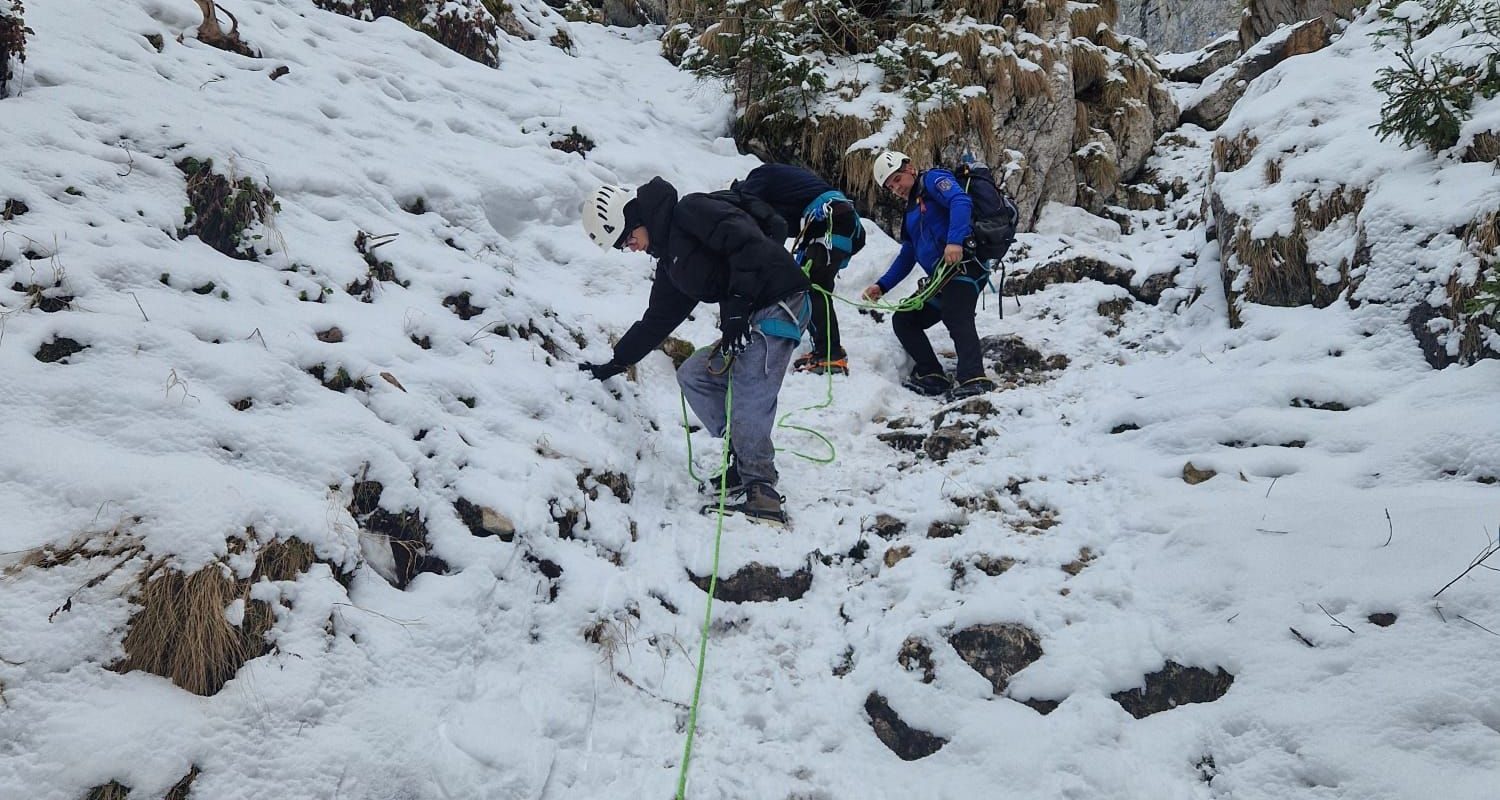 Doi turiști, salvați de jandarmi în Masivul Piatra Craiului