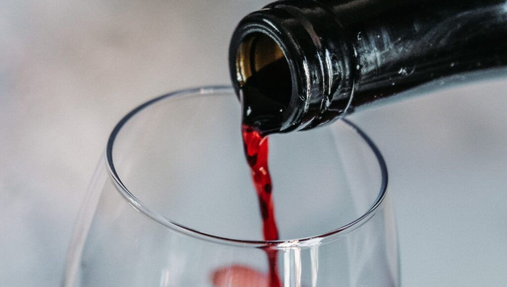 Ce se întâmplă dacă bei vin zilnic? Adevărul despre efecte