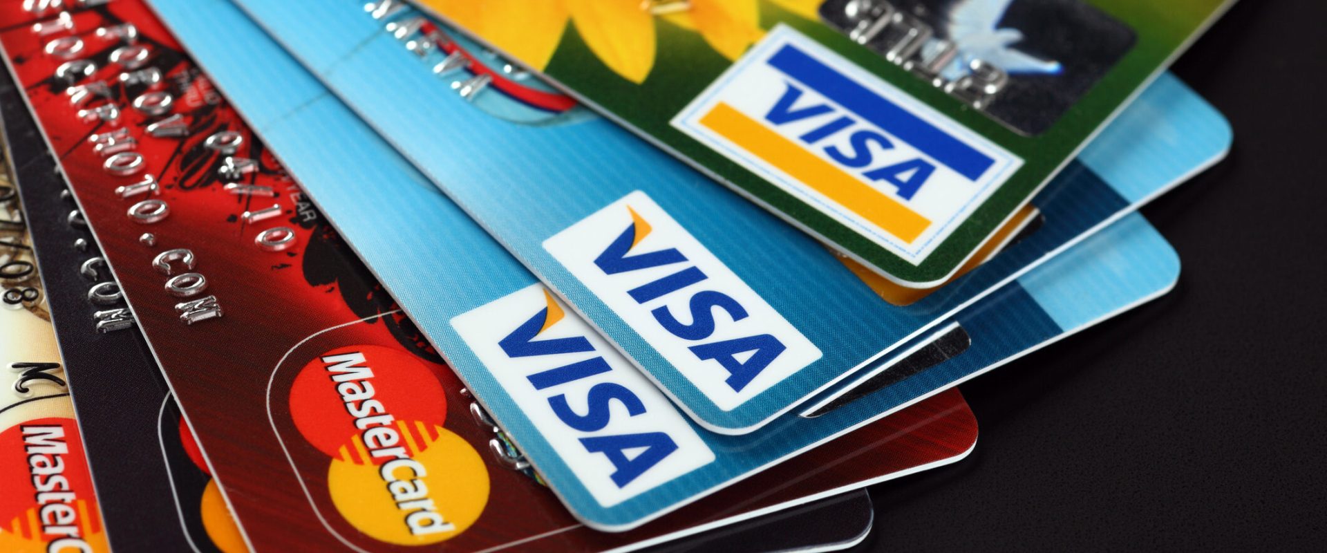 Banca SCHIMBĂ cardurile: Clienții primesc un NOU IBAN. Atenție la plăți!