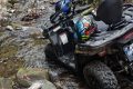 Tineri, zdrobiți cu atv într-un pârâu pe Valea Păușa. Jandarm montan din Călimănești, intervenție de urgență