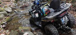 Tineri, zdrobiți cu atv într-un pârâu pe Valea Păușa. Jandarm montan din Călimănești, intervenție de urgență