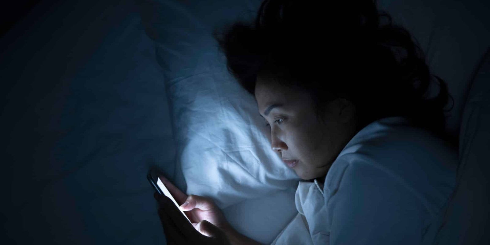 Obiceiul de noapte care zguduie România: Ce fac tot mai mulți români?