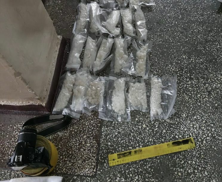 Opt kilograme de droguri de mare risc, descoperite de polițiști. Patru suspecți, reținuți