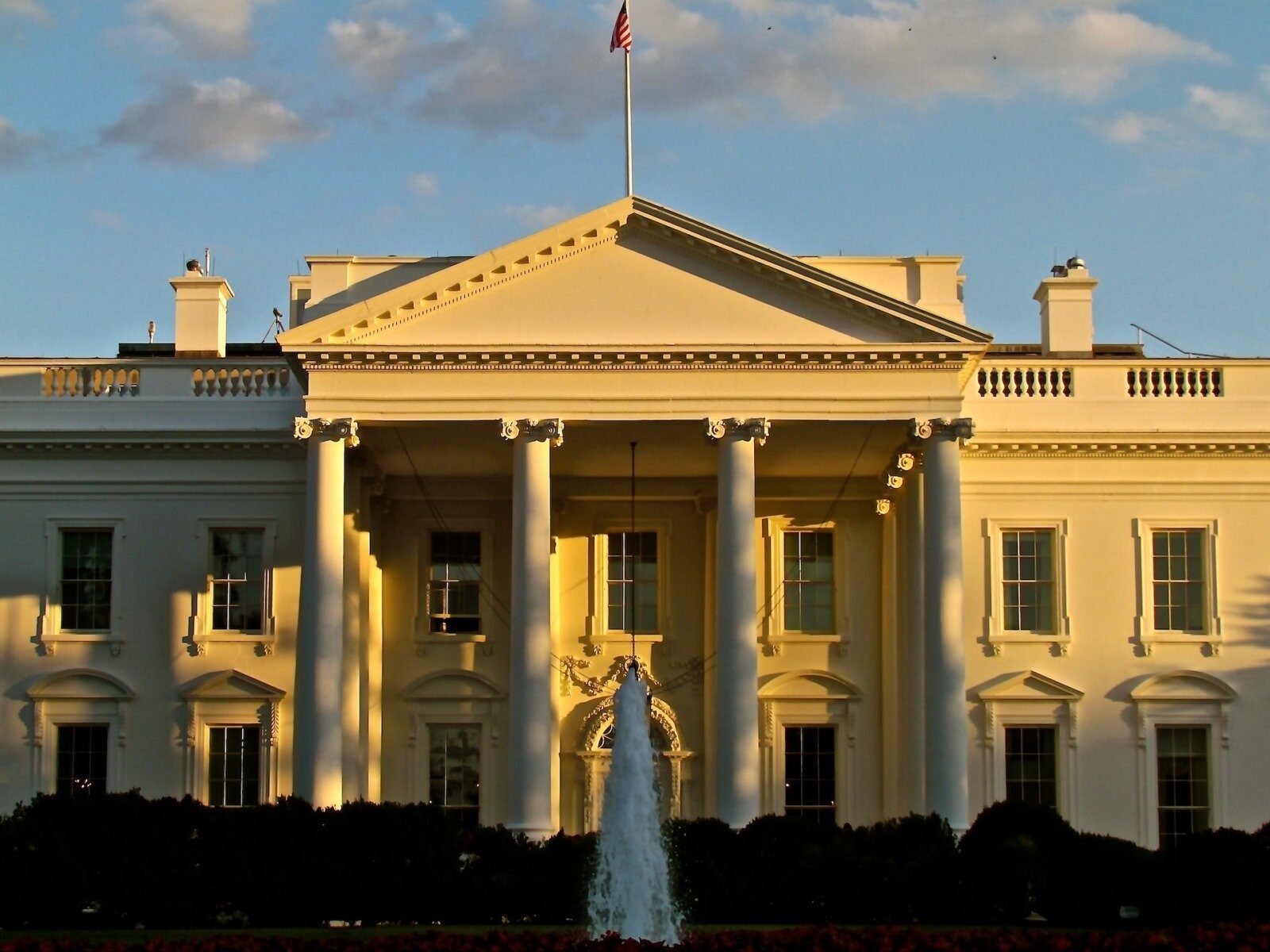 Angajații Casei Albe, acuzați de pariuri ilegale pe petrol. Scandal la Washington