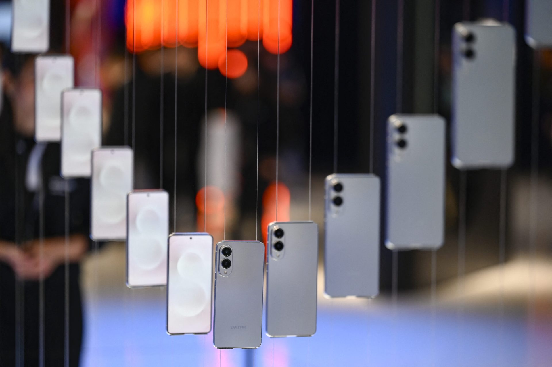 Baterie la 30%? Panica! Românii verifică obsesiv telefoanele