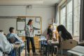 Cât va câștiga un profesor în 2027. Noua lege a salarizării schimbă grila din educație