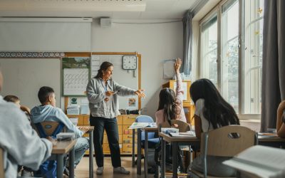 Cât va câștiga un profesor în 2027. Noua lege a salarizării schimbă grila din educație