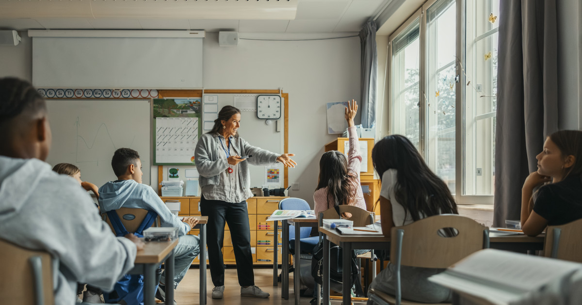 Cât va câștiga un profesor în 2027. Noua lege a salarizării schimbă grila din educație