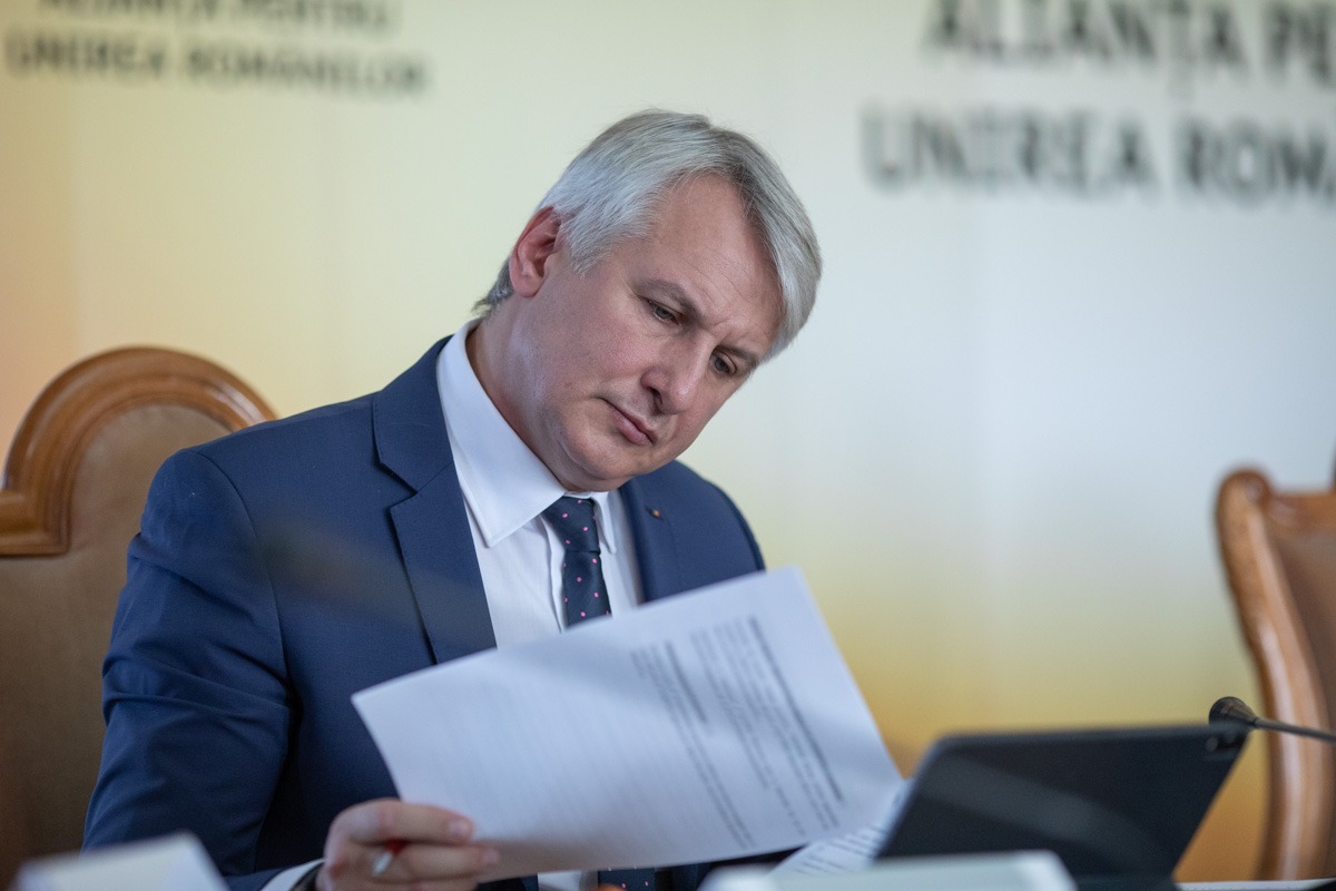 Teodorovici, eșec pe linie: Pierde procesele și recidivează
