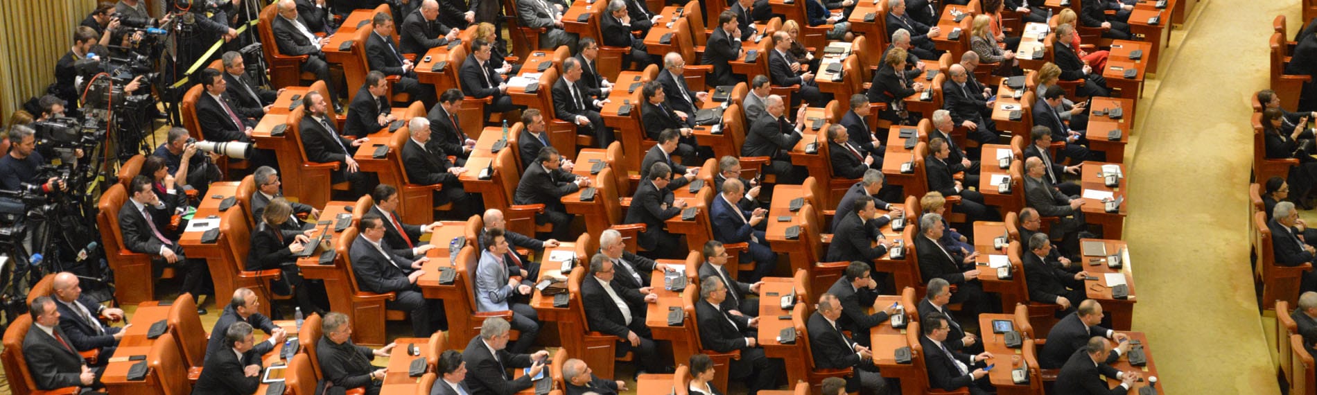 Funcționarii Camerei Deputaților, revoltați: Grevă generală pe legea salarizării!