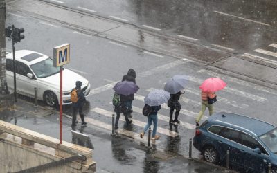 HARTĂ Meteorologii au actualizat codurile de ploi, vijelii și vreme rece. E vizată aproape toată țara
