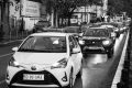 Poză alb-negru cu mașini în trafic, aglomerație pe o stradă din București