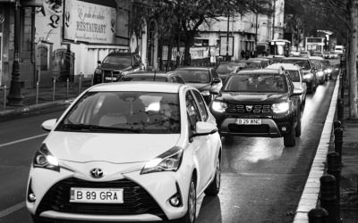 Poză alb-negru cu mașini în trafic, aglomerație pe o stradă din București