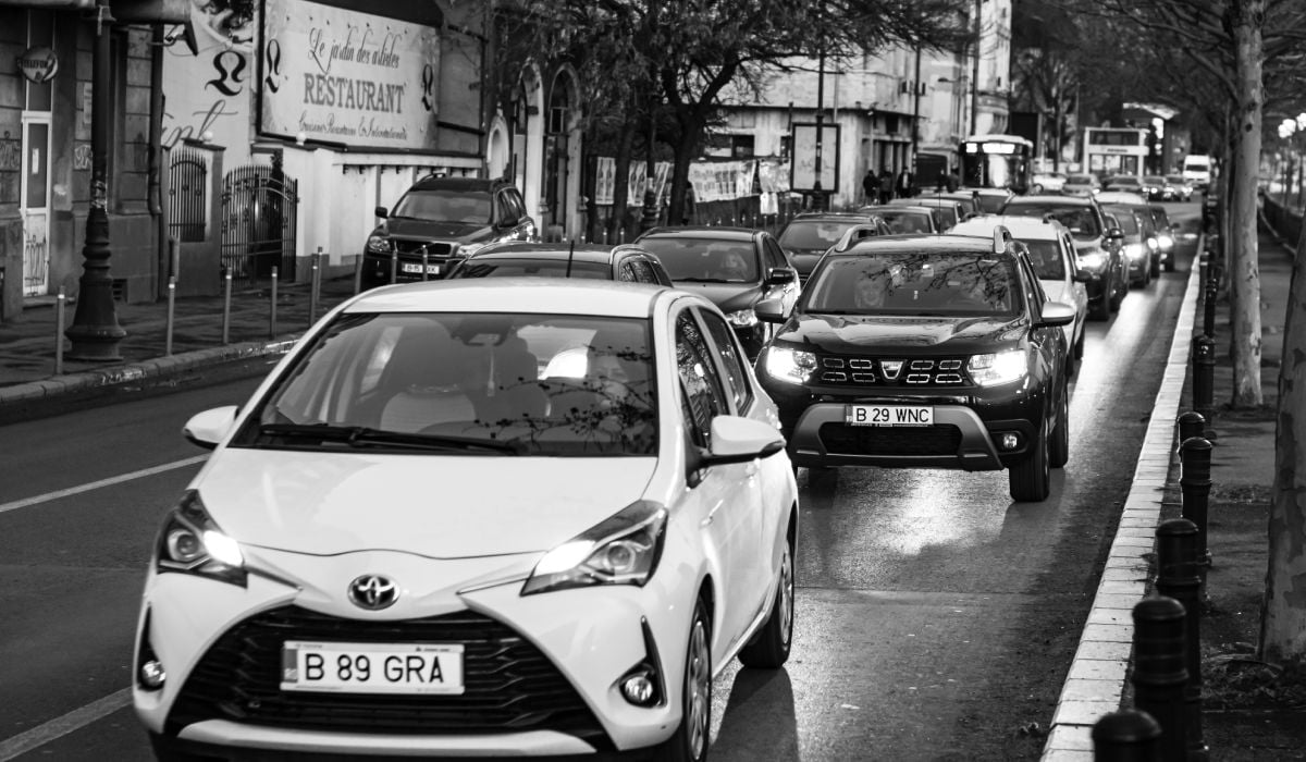 Poză alb-negru cu mașini în trafic, aglomerație pe o stradă din București