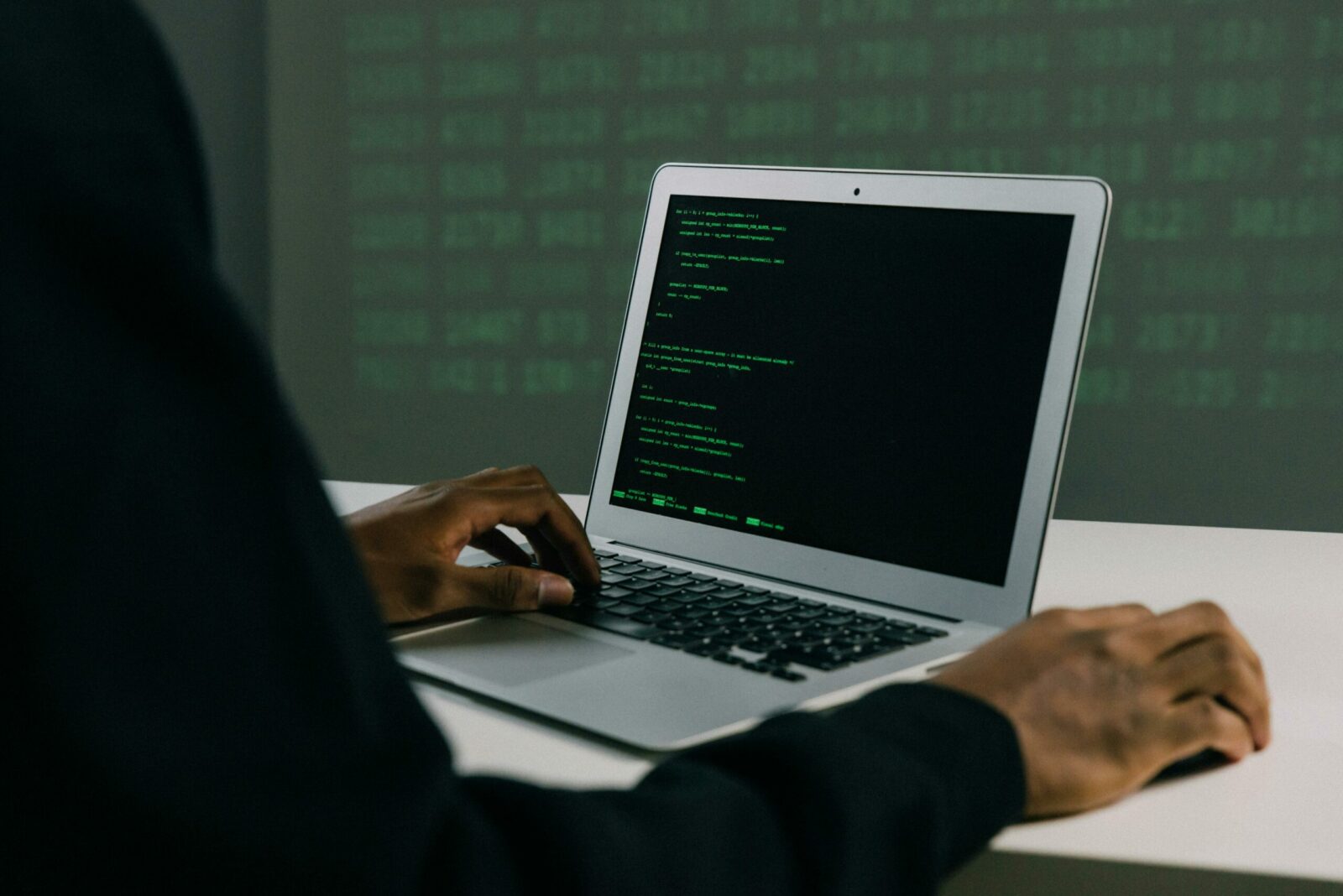 Google, victima unui atac cibernetic masiv: IA, în spatele complotului