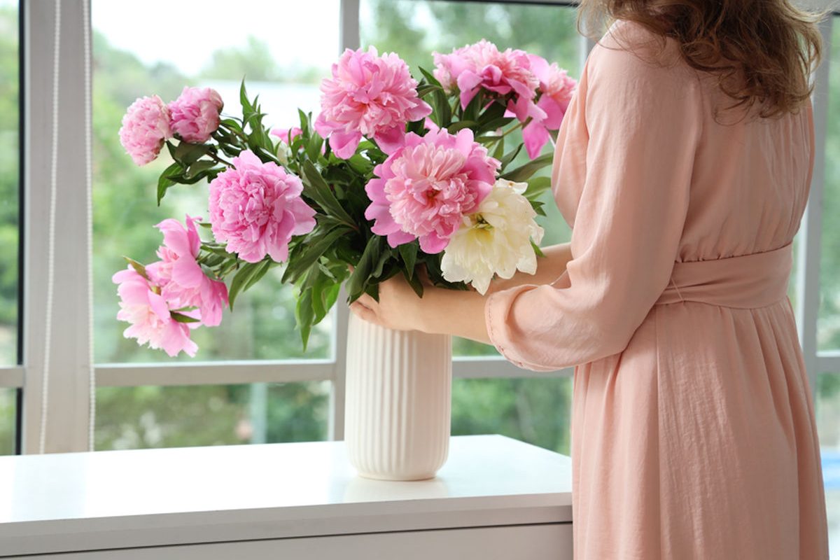 Ce se întâmplă dacă pui un ban de 5 în vază? Trucul salvează florile?