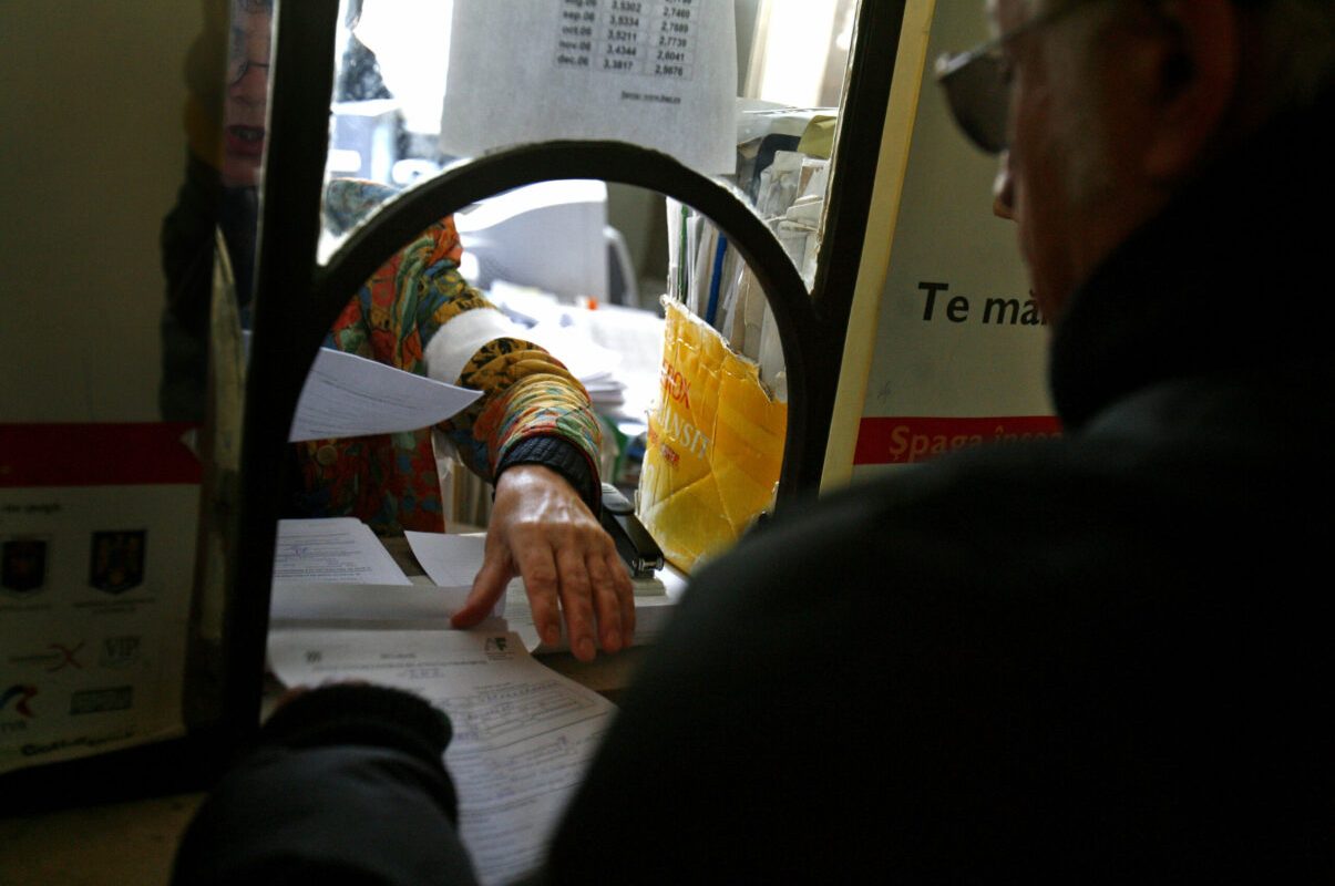 Funcționarii cu amenzi dacă pun cetățenii pe drumuri